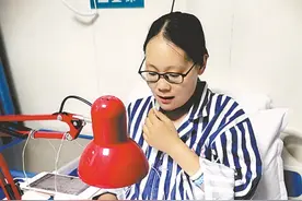 和孩子们一起奔跑的老师图片