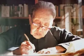 巴金曾经这样写冰心：她是一盏明灯 灯亮着，我不会孤独图片