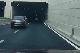 视频疯传！隧道内两车斗气，一车被逼撞墙！交警通报：全都拘了图片