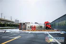 车辆侧翻致甲酸泄漏 协同处置救援避免人员伤亡图片
