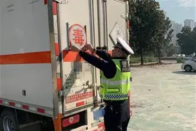 剧毒危险品运输车16万公里零事故零违法，背后藏着位“交警婆婆”图片