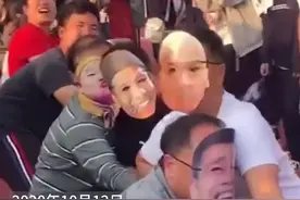 校长戴表情包面具拔河，刚上场对手就“崩溃”，学生：太接地气图片