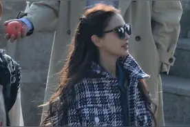 秋日男友！蔡徐坤《奔跑吧》路透 米色风衣文艺范图片