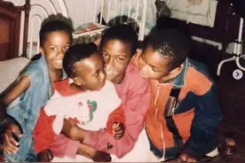 字母哥晒四兄弟从小到大合影，三弟率先夺冠图片