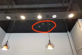 拒捕、冲击民警、把刀放在自己脖子上与警察对峙，云南一男子被抓捕过程中捅伤自己肚子图片