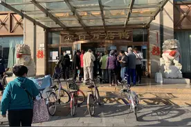 北京这家金百万烤鸭店突然停业，市民气愤：昨儿还让储值，今儿就歇业图片