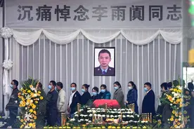 英雄走好！广元民众自发送别救人牺牲民警，现场让人泪目图片