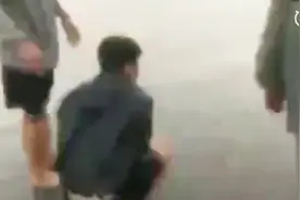 越南男子带孕妻上医院途中妻子被洪水冲走，男子当场崩溃大哭不止图片