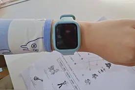 孩子只要最新款家长硬头皮买，智能手表成攀比工具图片