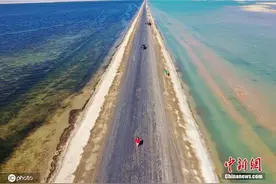 航拍青海最美水上公路跨越戈壁“鸳鸯锅”图片