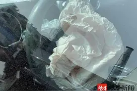 在4S店保养中的野马汽车，突然“自杀”性地撞上了墙图片