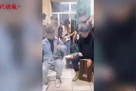 男生宿舍5种乐器合奏《新闻联播》片尾曲走红网络，网友：代入感太强图片