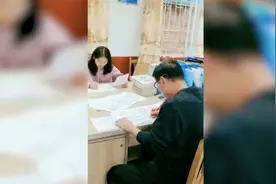 学生当上老师和昔日老师坐对桌，网友：长大后我就成了你图片