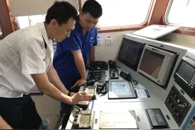 水上无线电专项整治丨柳州海事局主动服务，加强城区旅游船舶无线电秩序管理图片