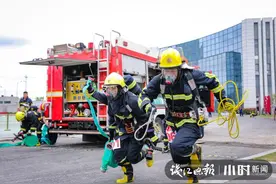 燃！扛着120斤假人冲刺，水枪水炮上阵……杭州消防年终比武正在进行图片