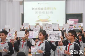 学生绘制“光盘行动”手抄报 引领校园节俭新风尚图片