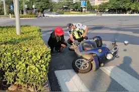 最害怕的事发生了！南宁一女子骑行中，衣服被卷进车轮，瞬间翻车图片