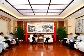 钟鸣明会见重庆中瀚集团总裁吴忌图片