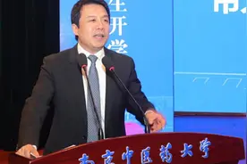 泰州首个本一高校开学
市委书记向新生推荐“幸福水天堂”图片