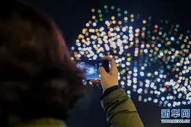 长春夜空上演无人机表演图片