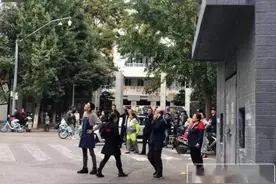 突发！昆明市中心一处高压电线杆起火爆炸，民警已赶到现场……图片
