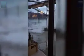 英国一对夫妇浪漫晚餐被毁 狂风暴雨袭击餐厅图片