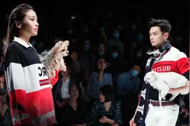 带着萌宠走T台，这场治愈系时装秀为你展示不一样的英伦时尚图片