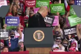 罕见时刻！面对热情支持者，特朗普讲话中途解开领带扔向一边：感觉好多了图片