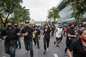 泰国再现大规模集会游行活动，政府应对：禁止五人以上集会图片