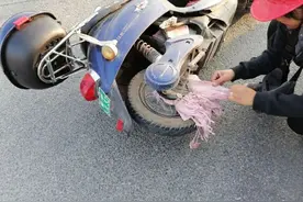 南宁一女子骑行中衣服被卷进车轮图片