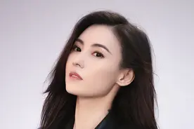 张柏芝身着黑色紧身皮衣，飒爽表情更冷艳图片