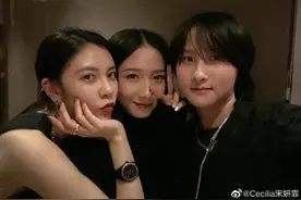 宋妍霏为孟美岐庆生 好闺蜜脸贴脸自拍亲密无间图片