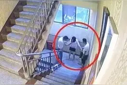遭两男子强行拖拽上楼、又被男友打耳光！她从4楼跳下多处骨折，至今仍瘫痪图片