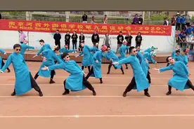 帅到不行！黑墨镜、黄折扇…运动会上这群小学生的舞姿燃爆全场视频封面