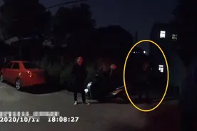 作不作？“戏精”司机酒驾路上遇到交警，装“吃瓜群众”还围观现场图片