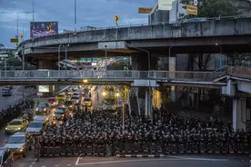 泰国发紧急状态令禁止首都大型集会 警察上街维持治安图片