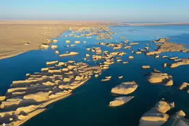 航拍青海柴达木盆地水上雅丹地貌 空中俯瞰蔚为壮观图片