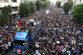 禁止4人以上集会！泰国总理府前千人扎营示威 曼谷进入紧急状态图片