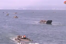 海军抢滩登陆画面曝光：舱门打开，多辆战车驶出，陆战人员快速上岸图片