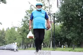 “话痨外卖大爷”的日常：白天带孙子、晚上送外卖，抽空写日记图片
