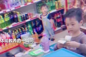 两个孩子逛超市，发现老板不在后举动亮了图片