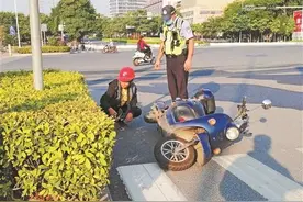 好危险！她“反穿衣”骑电驴，衣服被卷进车轮……图片