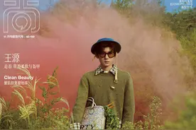 王源曝秋日森系大片 复古礼帽搭配毛衣显慵懒文艺图片