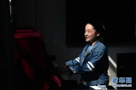 “黑白格”上的追光者图片