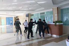 规范医院反恐怖应急处置工作——方大群众（营口）医院开展“反恐防暴”实战演练图片