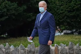 拜登之子被曝为父引荐乌克兰商人，推特脸书限制分享视频封面