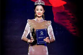 厉害了重庆孃孃！她54岁重拾模特梦 65岁拿下全国中老年时装周大奖图片