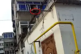 暖新闻｜8旬老人命悬晾衣杆，滑落瞬间警民携手将其抱住图片