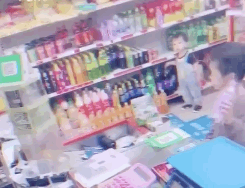 5岁萌娃带1岁弟弟逛超市，这个举动亮了图片