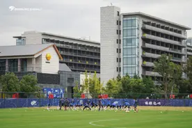 为减少路上奔波让队员更好地休息，申花决定放弃适应场地训练图片